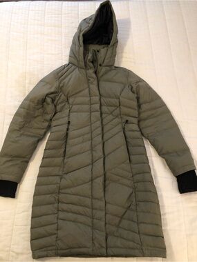 Basin + Range Evergreen down coat. Size XS.